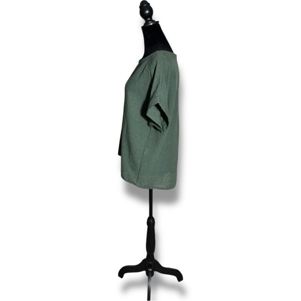 Casual Loose Fit Green Short Sleeve Boxy Top Accented with White Buttons in Back - Picture 3 of 15